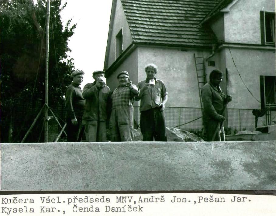 Budování koupaliště. Předseda MNV Václav Kučera, Josef Andrš, Jaroslav Pešan, Karel Kysela, Čeněk Daníček.