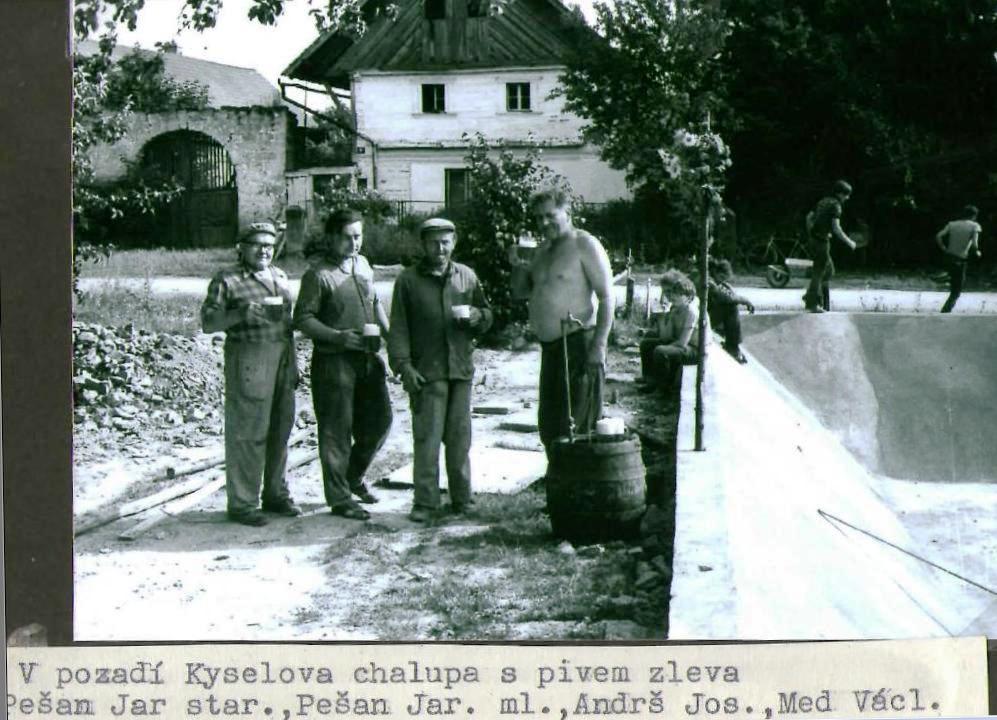 Budování  koupaliště - Pešan Jaroslav staší,Pešan Jaroslav Mladší, Andrš Josef a Václav Med. V pozadí kyselova chalupa.