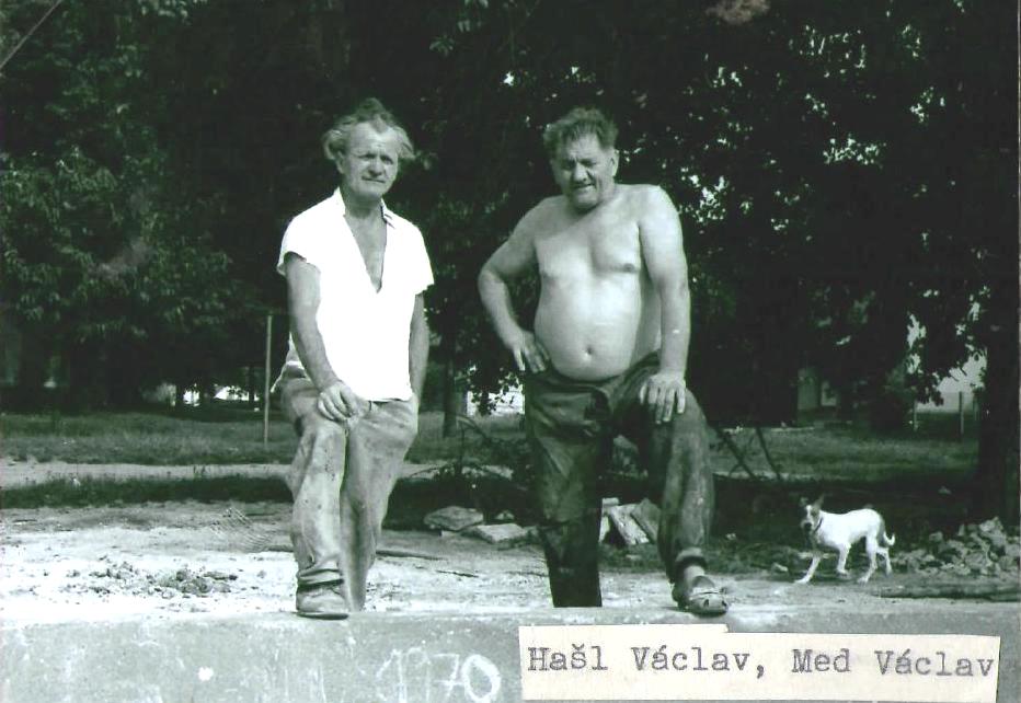 Budování  koupaliště - Václav Haš a Václav Med